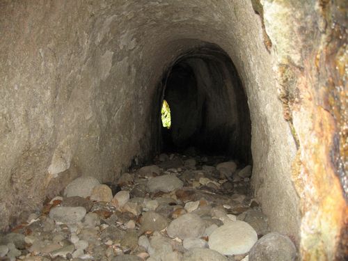 出口が見えるトンネル.jpg